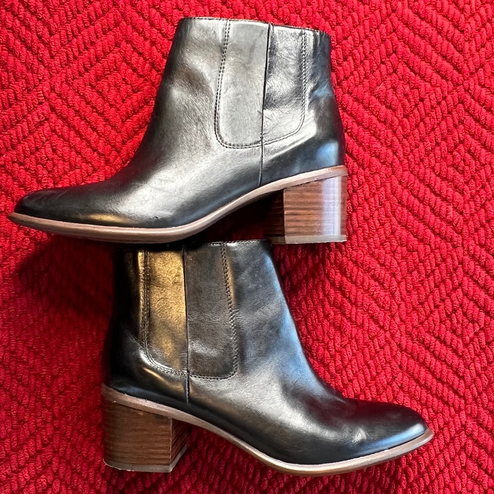 SOFFT brand black leather ankle boots with side zipper 2 1/2" heel S 8.5M
